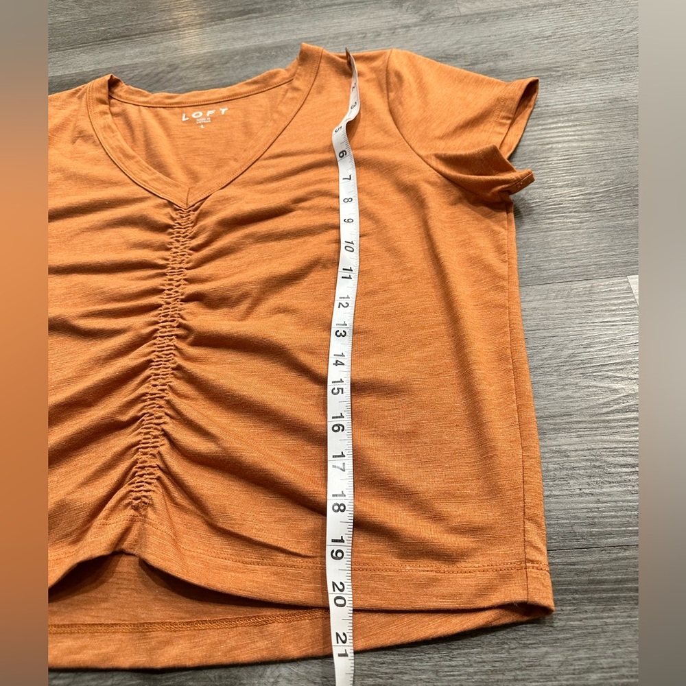 LOFT Gold V-neck Short Sleeve Ruched Crop Top - Picture 7 of 7